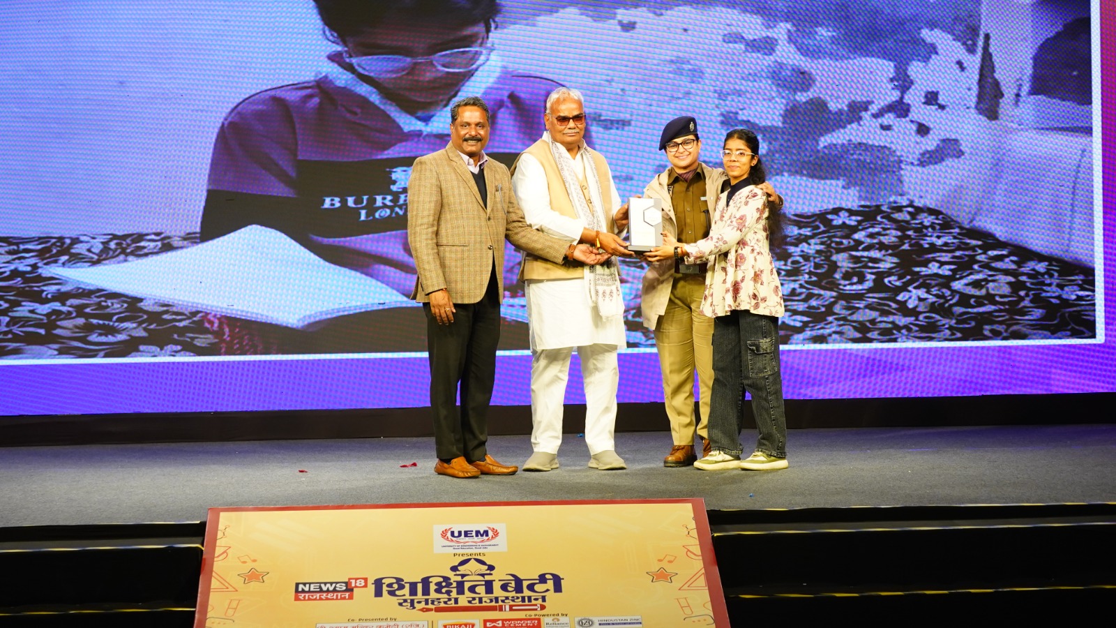 Manzil stars felicitated by Rajasthan State Education Minister Shri Madan Dilawar at the “Shikshit Beti, Sunhara Rajasthan” event .